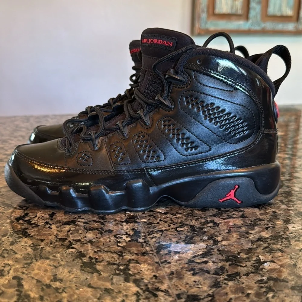 Air Jordan 9 retro Kids Black and Red Sneakers EUC 5Y